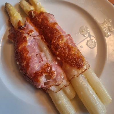 Überbackene Spargel-Schinken-Röllchen