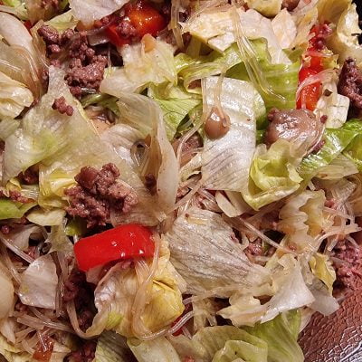 Eisbergsalat „chinesisch“ mit Glasnudeln und Hackfleisch