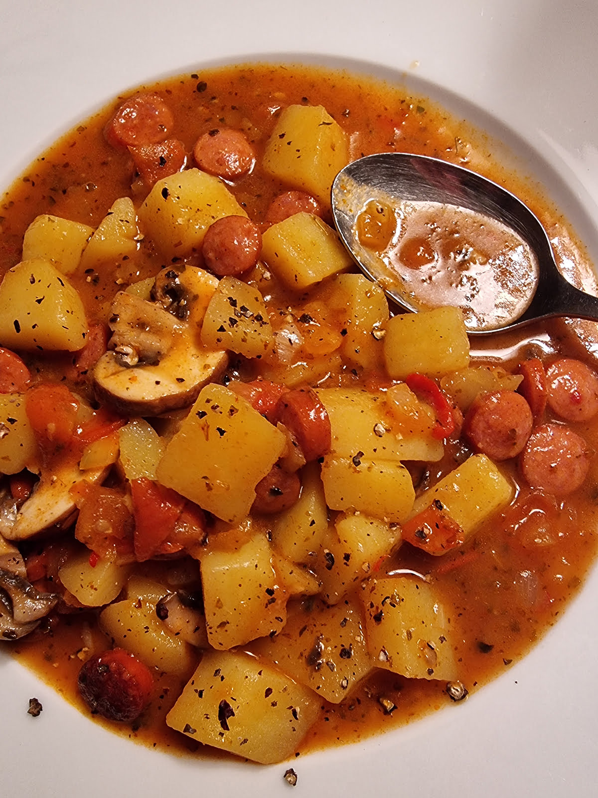 Würstchenragout mit Kartoffelgemüse