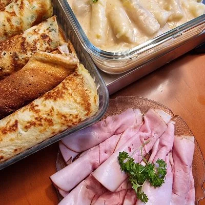 Spargelspitzen mit Kräuterpfannkuchen und Schinken