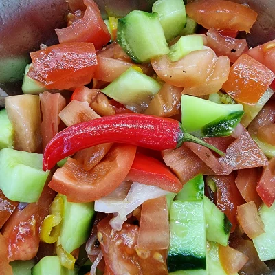 Pikanter Tomaten-Gurken-Salat