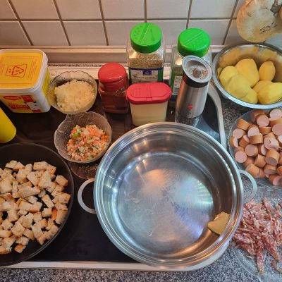 Kartoffelcremesuppe mit Bockwurst