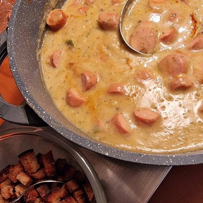 Kartoffelcremesuppe mit Bockwurst