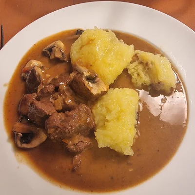 Rehgulasch mit Klößen