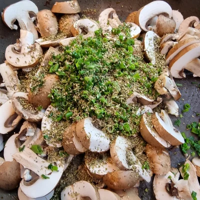 frische Champignons und Kräuter