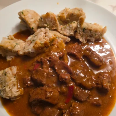 Rindergulasch mit Semmelknödeln