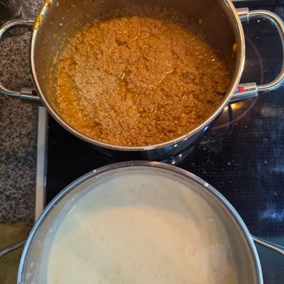 Hackfleischsoße und Bechamelsoße