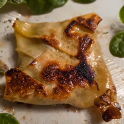Zu gerösteten Maultaschen passt am besten Feldsalat.