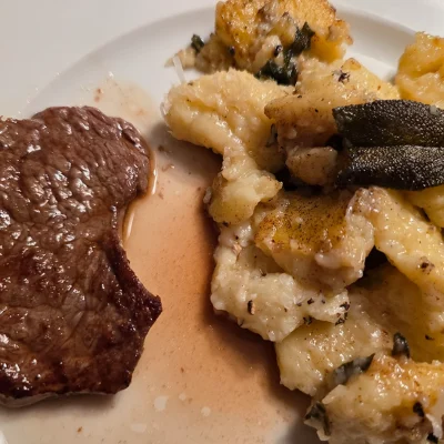 Gnocchi in Salbeibutter mit Mini-Hüftsteaks